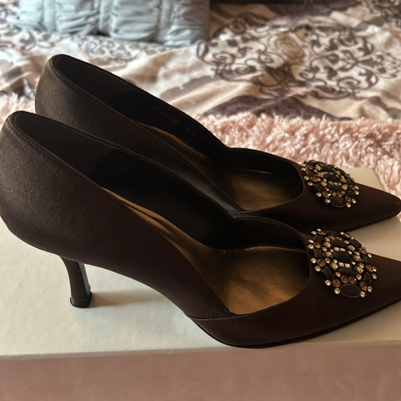 Stuart Weitzman brown satin heels with jeweled broach embellishment - Picture 5 of 9
